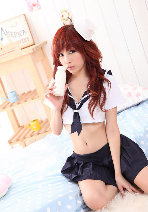 この制服コスプレは、セクシーなヘソ出しなのが良いですね！