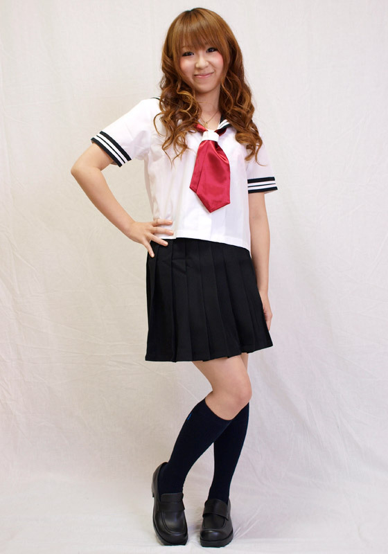 本物っぽいセーラー服の制服コスプレ、というよりは格安で買えるコスプレ制服って感じですね！