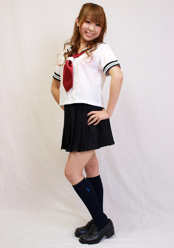 なかなかしっかりした作りのセーラー服です。