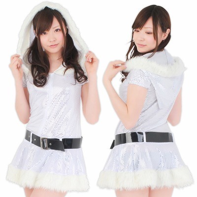 白ベルト付きのサンタコスプレ。サンタガールで男ウケ抜群。